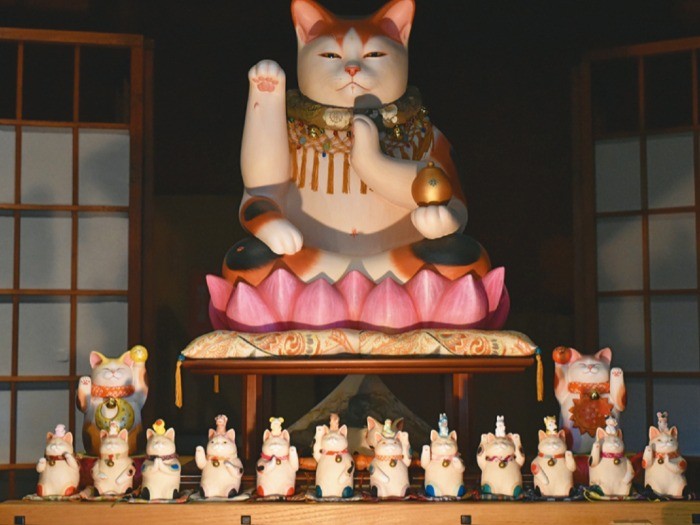 もりわじん氏作の猫神様は左手に薬壺を抱えている薬師様