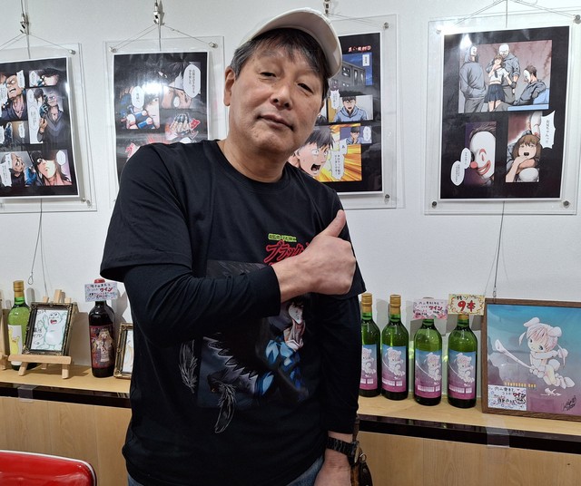 自作「ブラック・エンジェルズ」について語る漫画家・平松伸二氏＝東京・浅草の「漫画ギャラリーＣＡＦＥ　オカオカ」