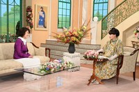 黒柳徹子さん（右）とトークを繰り広げる沢田亜矢子さん