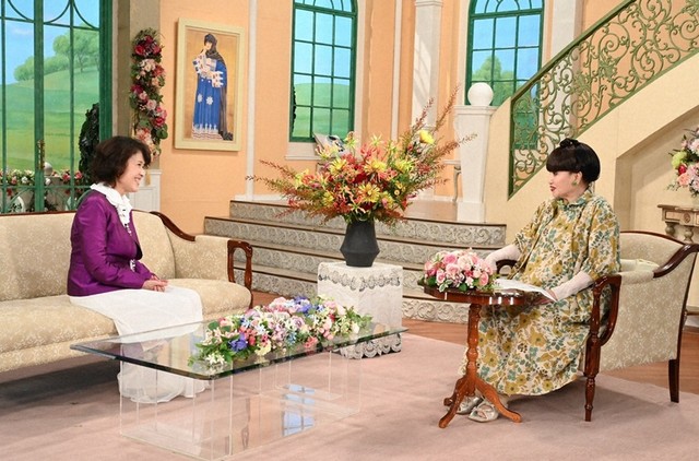 黒柳徹子さん（右）とトークを繰り広げる沢田亜矢子さん