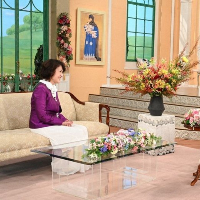 黒柳徹子さん（右）とトークを繰り広げる沢田亜矢子さん