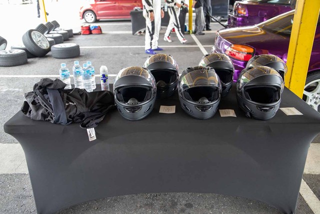 ヘルメットやインナーフードは無料で貸してくれる