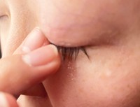 「アイシャンプー」を目もとに伸ばす様子