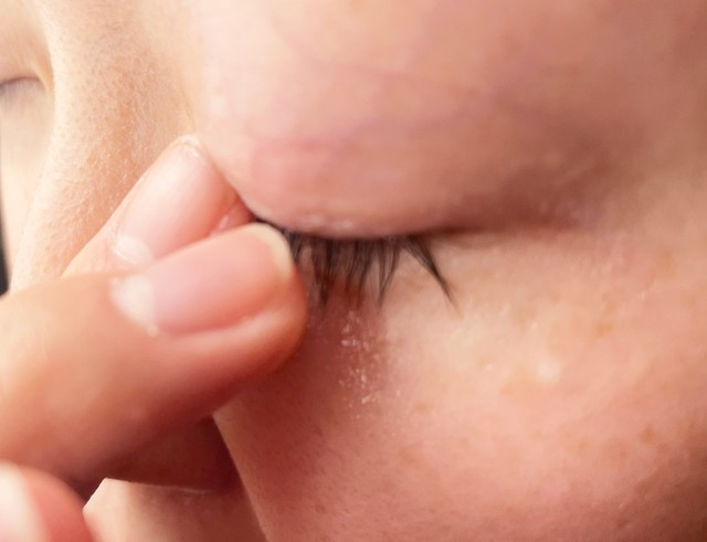 「アイシャンプー」を目もとに伸ばす様子