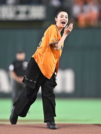 ボールが大きくそれてこの表情