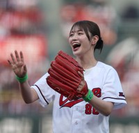 カープユニで始球式を務めた塚本恋乃葉