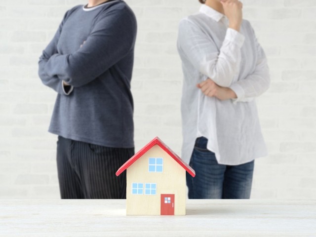 不動産の相続がトラブルに発展しやすい最大の理由は「お金のように均等に分けることが難しい」という点にあります（c）Getty Images
