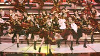 6年ぶりに紅白歌合戦に出場したAKB48。（左から）高橋みなみ、柏木由紀、前田敦子、小嶋陽菜、大島優子、板野友美らOGが集結＝2025年12月31日撮影
