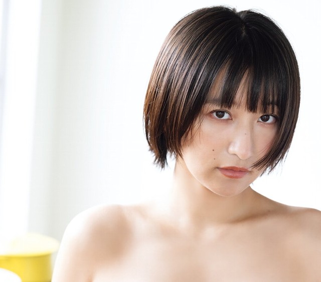 「GIRLS graph. 010」（宝島社）の表紙を飾った榎原依那（撮影／中山雅文）