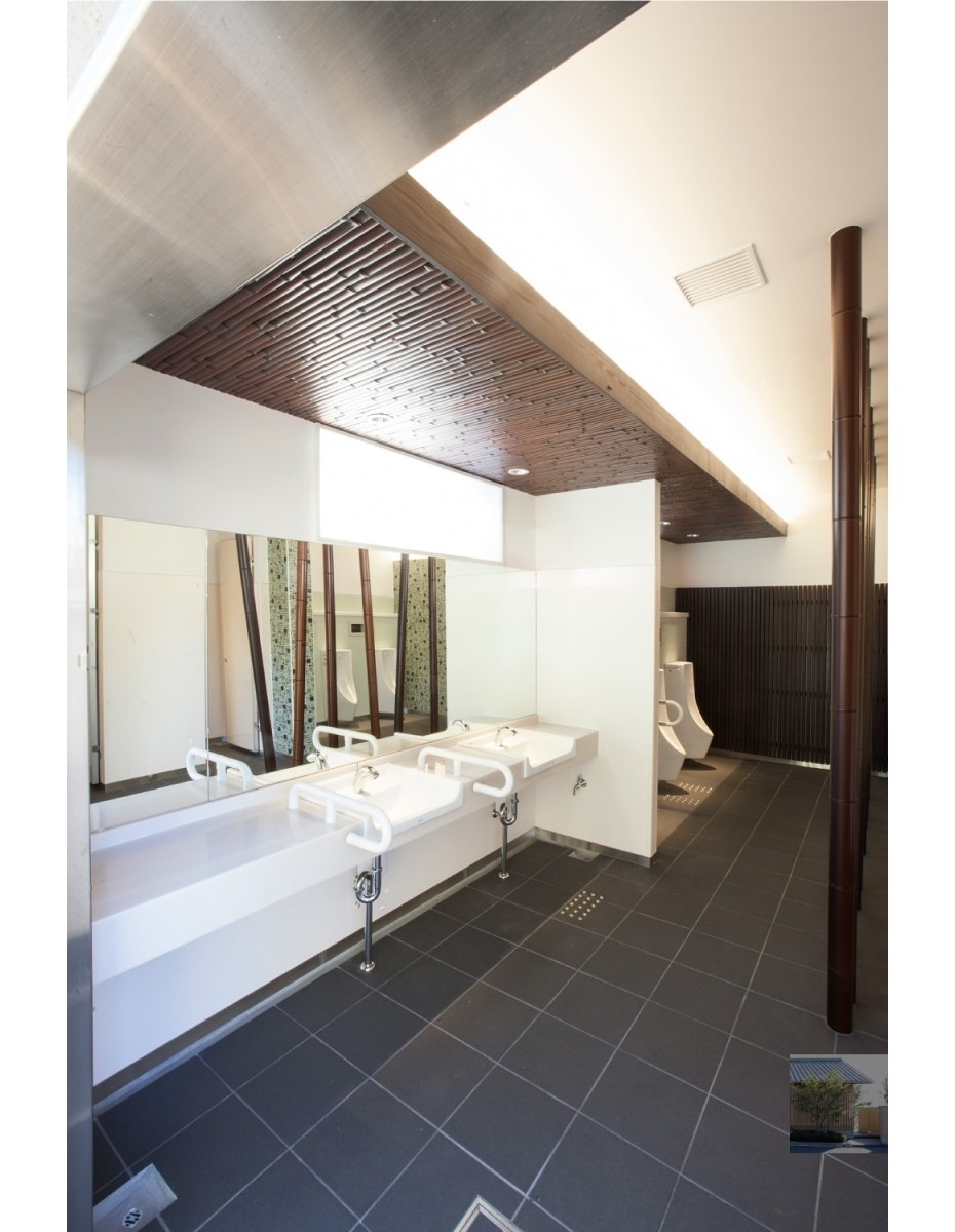 公衆トイレ　露出 