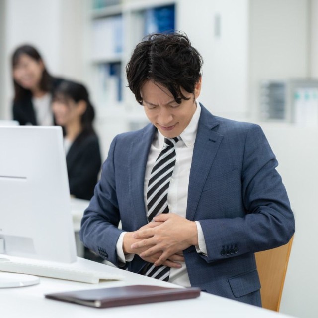 約4割が「週1回以上」胃痛を感じている　※画像はイメージです（dimlight/stock.adobe.com）