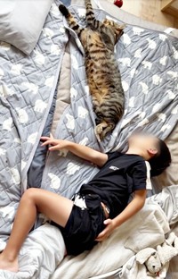 仲良く添い寝するzozoくん（画像提供：zozoさん）