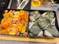 娘さんの「ピクニックしたい」という一言から45分で完成したお弁当。ナポリタンやお花ウインナー、おにぎりなどが詰められている／とりさん（@torisan_null）提供