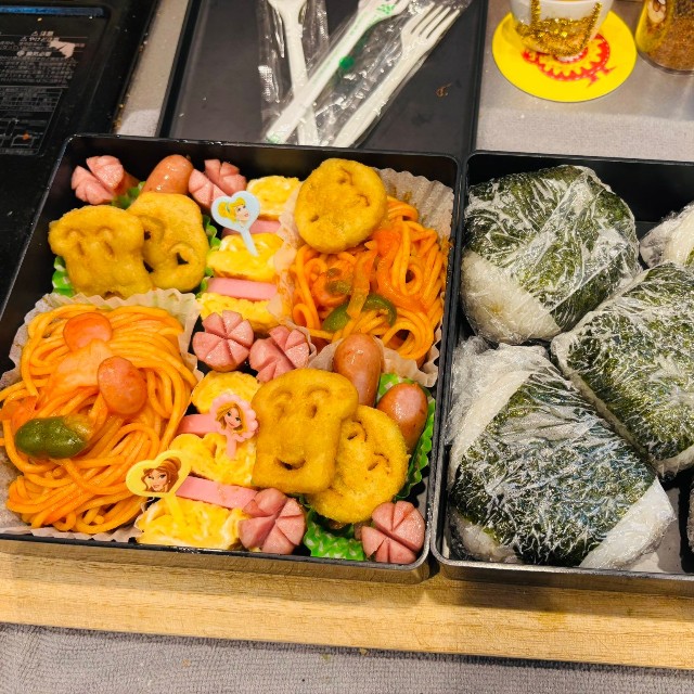 娘さんの「ピクニックしたい」という一言から45分で完成したお弁当。ナポリタンやお花ウインナー、おにぎりなどが詰められている／とりさん（@torisan_null）提供