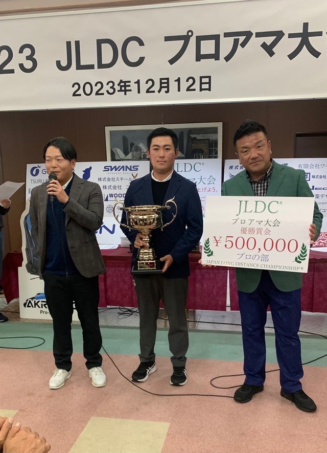 優勝を分け合った冨田プロと西脇プロ、写真右は酉川さん