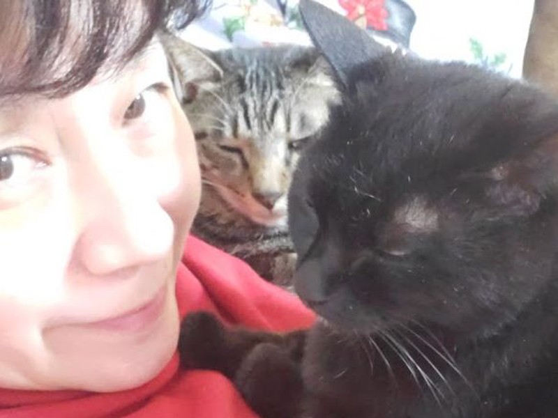 時々イヌオとはっぴーが胸の上をとりあうことも（至福）！