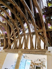 色とりどりのガラスの瓦が使われている礼拝堂の屋根（画像提供：タカハシ ヤスコさん）