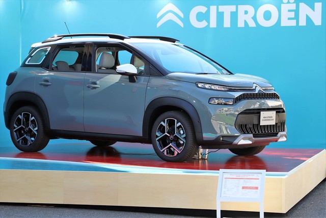 「NEW C3 AIRCROSS SUV SHINE パッケージ」ボディカラーはカーキグレー