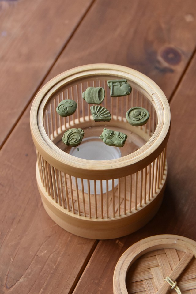 抹茶で作った印香。温めることで香りが辺りに漂う
