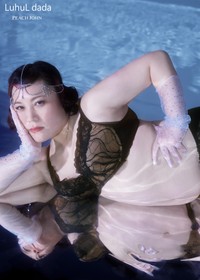 バービーがプロデュースするランジェリー「クイーンブラ レースは私を語らない、私の輪郭をなぞるだけ」を着用するバービー