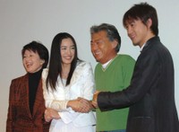 （左から）山根基世アナウンサー、仲間由紀恵、みのもんたさん、山本耕史＝2005年