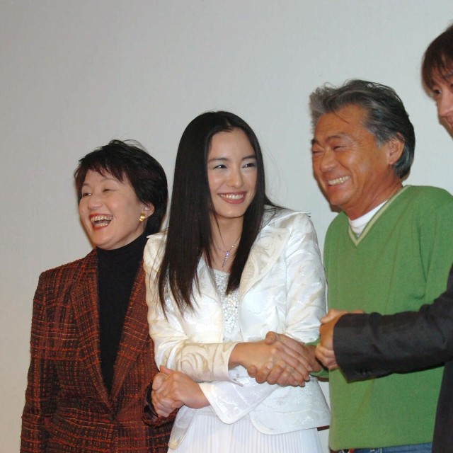 （左から）山根基世アナウンサー、仲間由紀恵、みのもんたさん、山本耕史＝2005年
