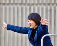 支持者の声援に応える自民党の鈴木貴子広報本部長＝大阪府吹田市