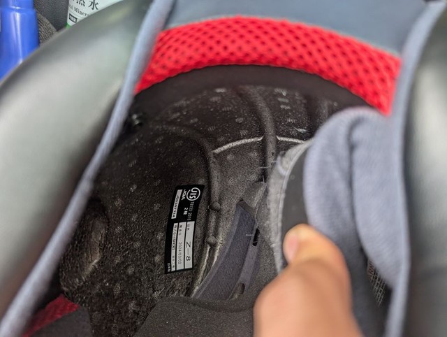 偽物の方には第三者検査シールがありません。 ※Aさん提供