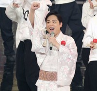 けん玉成功でガッツポーズする三山ひろし
