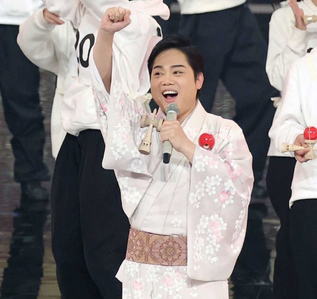 けん玉成功でガッツポーズする三山ひろし