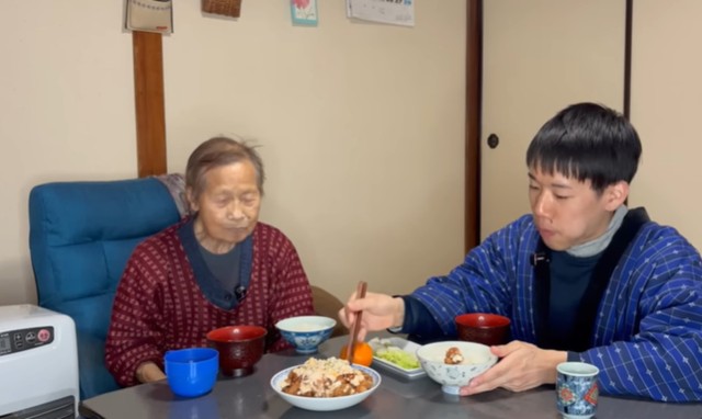 チキン南蛮をおいしそうに頬張る、ひろさん／投稿主さん提供