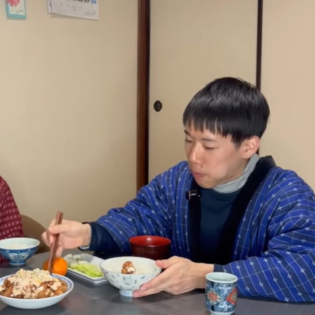 チキン南蛮をおいしそうに頬張る、ひろさん／投稿主さん提供