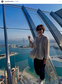倉沢淳美さん「何度行ってもパワーアップできる大好きな場所」。ドバイの名所ザ・ビュー・アット・ザ・パームで記念撮影（本人のインスタグラム、2025年11月の投稿から）
