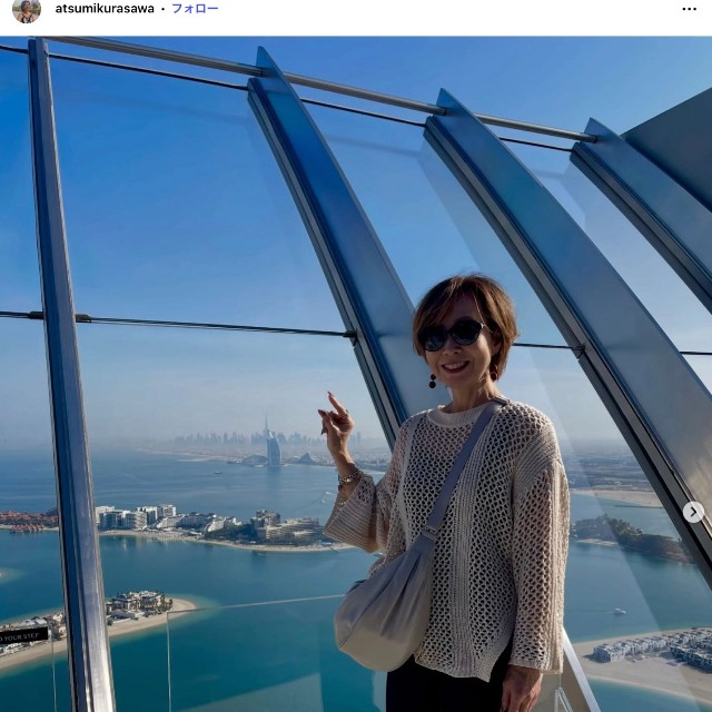 倉沢淳美さん「何度行ってもパワーアップできる大好きな場所」。ドバイの名所ザ・ビュー・アット・ザ・パームで記念撮影（本人のインスタグラム、2025年11月の投稿から）