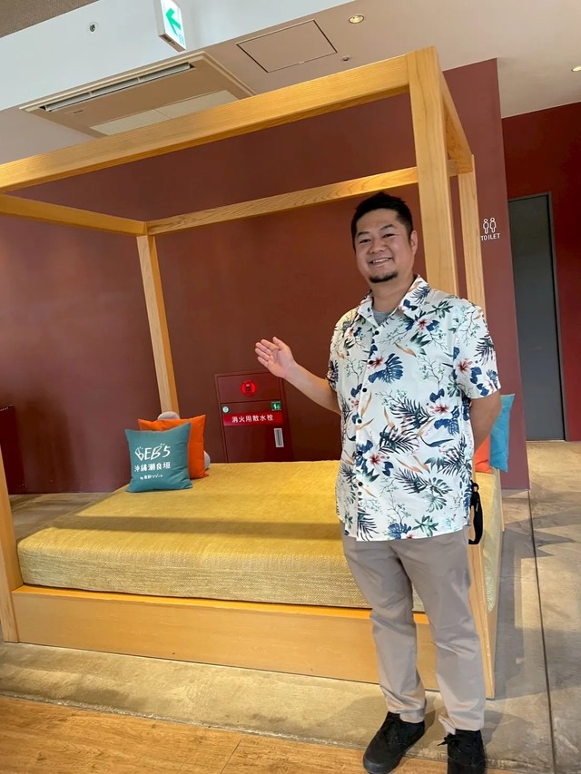 ホテルスタッフ感あふれるポーズで撮影したオパーラさん　「沖縄の人じゃん！」と話題／オパーラさん（daichiohara）提供