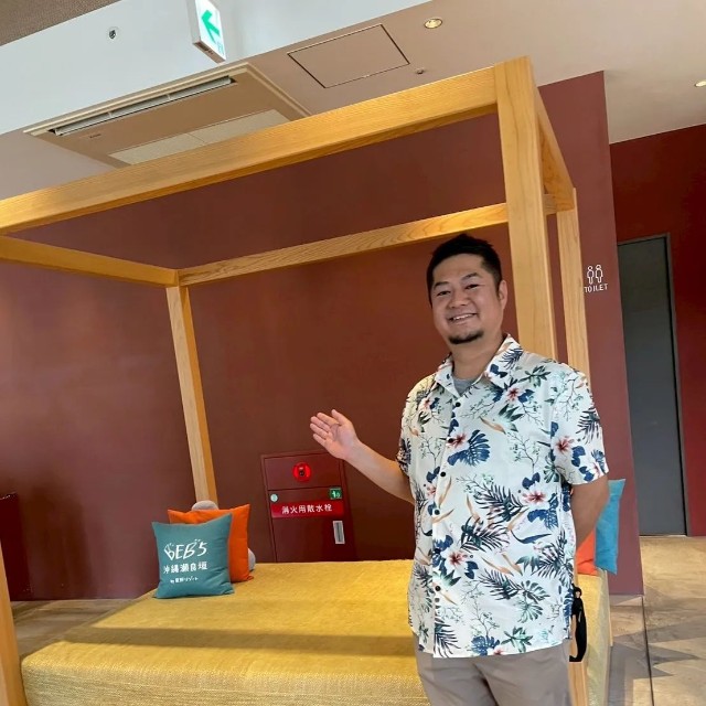ホテルスタッフ感あふれるポーズで撮影したオパーラさん　「沖縄の人じゃん！」と話題／オパーラさん（daichiohara）提供