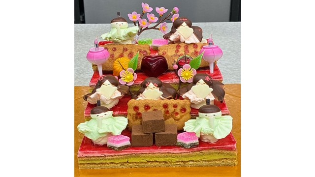 もうすぐ桃の節句…食べられるひな壇飾り　飾って祝う「四段ひな段飾りケーキ」完成　岡山市