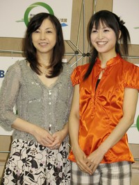 麻木久仁子（左）と大桃美代子＝2007年