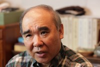 取材に応じる田中芳樹さん＝2012年5月、東京、安冨良弘撮影