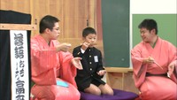 プレハブ校舎に子どもたちの笑い声響く　倉敷ゆかりの落語家が真備の小学校に