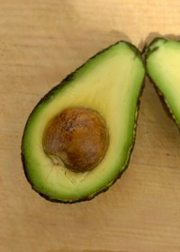 半分にカットしたアボカドをスプーンですくって食べるのが好きなのだとか／hisaさん（@hisa.by）提供