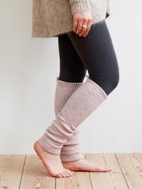 「Laboあったかギフトセット」のセット商品「【温脚Labo】光電子 アメリブレッグウォーマー」。単品でも販売（提供：タビオ株式会社）