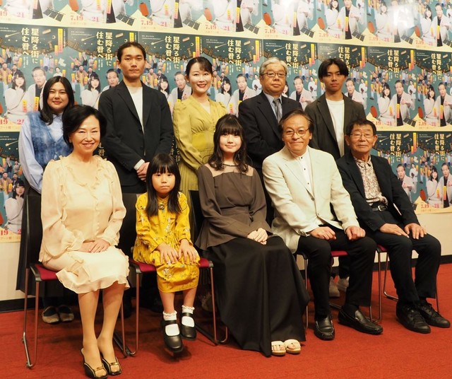 舞台「星降る街に住む君へ」に出演する毎田暖乃（前列左から３人目）