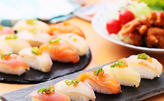 繊細な味を楽しむことができる「白だし仕立ての漬けにぎり盛り合わせ」