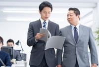 ベテラン社員の2人に1人が若手社員との会話で「わかったふり」をした経験がある　※画像はイメージです（polkadot/stock.adobe.com）