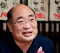 東京・田町を本店に全8店舗を展開する居酒屋「酒蔵 駒八」の代表で、一般社団法人 日本居酒屋協会の3代目会長を努めた八百坂仁さん。居酒屋・外食業界では親しみを込めて「駒八おやじ」と呼び、慕う人が多い方です