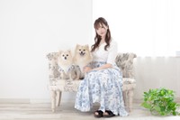 愛犬と写真に収まるすみれおじさん