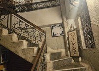 鉄格子の先。3階の店舗までの階段を見上げる（「旅人YAMA」さん提供）