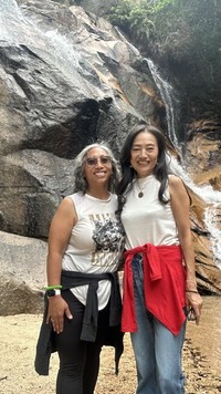 アメリカ人の友人と好きなファッションを楽しむEikoさん