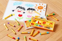 「クレヨン」の“クレ”と「パステル」の“パス”を取って、「クレパス」と名付けられました（提供：サクラクレパス）